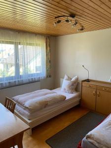 施瓦格明德Alex的一间卧室设有一张大床和一个窗户。