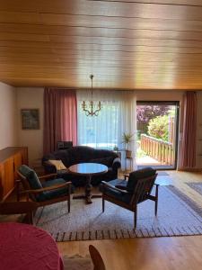 施瓦格明德Alex的客厅配有沙发和桌子
