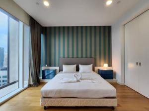 吉隆坡The Platinum KLCC By Victoria Home的一间卧室设有一张大床和一个大窗户