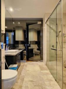 吉隆坡The Platinum KLCC By Victoria Home的带淋浴、卫生间和盥洗盆的浴室