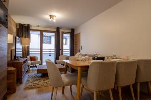 于埃Charming three-room apartment in Huez - Welkeys的一间带桌椅的用餐室