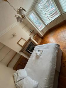 纽波特The Westerner的卧室配有白色的床和窗户。