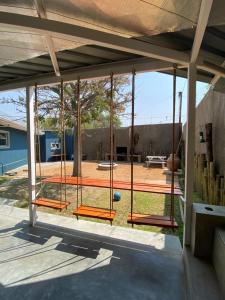 温特和克Nambani House的一个带乒乓球台的门廊上的屏风