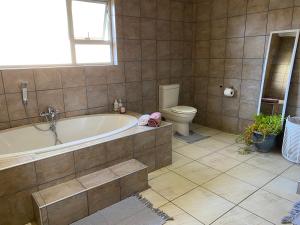 温特和克Nambani House的带浴缸和卫生间的浴室。