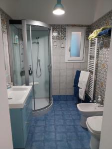 托雷科里梅纳B&B LA COLIMENA的带淋浴、盥洗盆和卫生间的浴室
