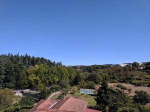 维拉·雷阿尔Casas do Corgo的树木公园的空中景致