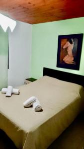 坦季El Rincon de Jose Luis - Cabañas y Restaurante的一间卧室配有一张壁画床