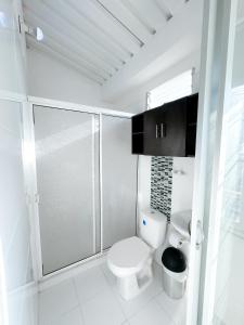 库库塔Apartaestudio Luiggis Cucuta的一间带卫生间和玻璃淋浴间的浴室