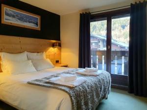 里雾诗夏乐特杜博斯酒店的一间卧室配有一张大床和毛巾