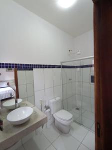 皮雷诺波利斯Recanto Rocas的浴室配有卫生间、盥洗盆和淋浴。