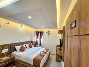 马迪凯里Navarathna Comforts的酒店客房,配有床和电视