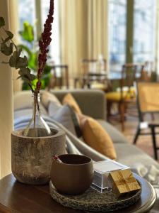 安特卫普Stunning apartment by MAS的客厅配有带花瓶和沙发的桌子