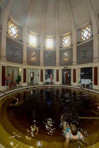索尔诺克蒂萨河温泉酒店的一座游泳池,里面的人