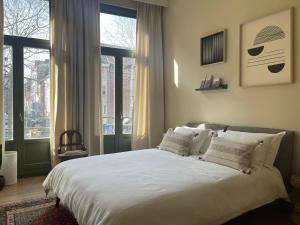 安特卫普Stunning apartment by MAS的卧室设有一张带窗户的白色大床