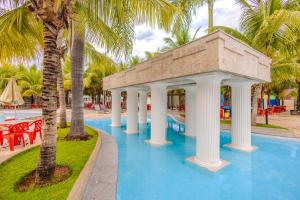 卡达斯诺瓦斯LACQUA DIROMA III - BVTUR的一个带凉亭和棕榈树的游泳池