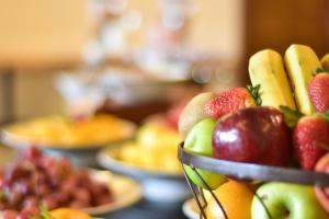圣卡洛斯-德巴里洛切Huinid Pioneros Hotel的桌上的一篮子中的一束水果