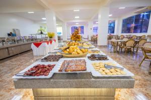 卡达斯诺瓦斯LACQUA DIROMA III - BVTUR的餐桌上各种食物的丰盛自助餐