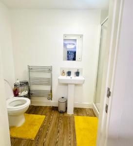 曼彻斯特Private Modern Ensuite Room near Etihad Stadium的浴室配有白色水槽和卫生间。