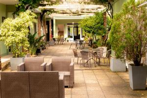 楚伊Hotel Internacional的户外庭院设有桌椅和植物