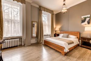 魁北克市拉舒尔特旅舍的一间卧室设有一张床和两个窗户。