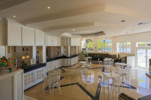 乌姆苏克Djerba Sun Beach, Hotel & Spa的一间大厨房,内设桌椅