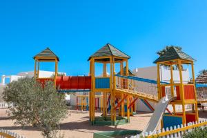 乌姆苏克Djerba Sun Beach, Hotel & Spa的沙地里带滑梯的色彩缤纷的游乐场