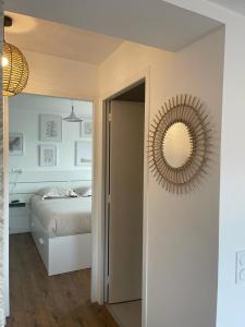 拉尔莫普拉格Cosy's Terrasse的卧室配有一张床,墙上设有镜子