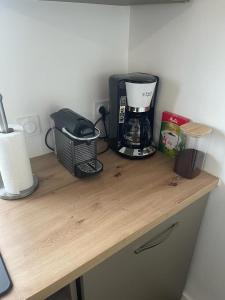 拉尔莫普拉格Cosy's Terrasse的一个带咖啡壶的柜台和搅拌机