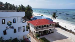 南威Aluna Beach Apartments的享有酒店和海滩的空中景致