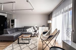 考斯赛力克Apartament z sauną na Tatrzańskim Wzgórzu的客厅配有沙发和桌子