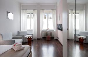 米兰DUOMO VIEW - 2 min from Duomo Amazing location的客厅配有两把椅子和一张沙发