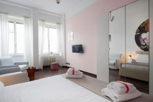 米兰DUOMO VIEW - 2 min from Duomo Amazing location的一间卧室设有一张床和一间客厅。