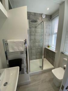 法尔茅斯柯莱特旅馆的带淋浴、卫生间和盥洗盆的浴室