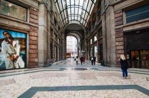 米兰DUOMO VIEW - 2 min from Duomo Amazing location的大楼的走廊,人们穿过