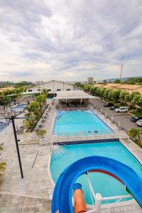 卡达斯诺瓦斯DiRoma Fiori Hotel - BVTUR的享有度假村游泳池的顶部景致