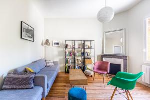 波尔多Beautiful apartment in Bordeaux with garden的客厅配有蓝色的沙发和椅子