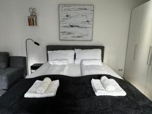 维也纳Coy Apartments Vienna #3的一间卧室配有一张床,上面有两条毛巾