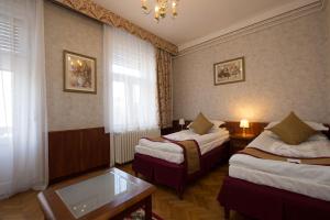 索尔诺克蒂萨河温泉酒店的酒店客房设有两张床和窗户。