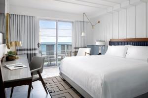迈阿密海滩凯迪拉克签名系列酒店及海滩俱乐部的酒店客房带一张床铺、一张书桌和一间卧室