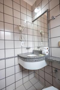 卡达斯诺瓦斯DiRoma Fiori Hotel - BVTUR的一间带水槽和镜子的浴室