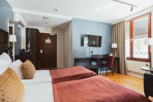 特罗尔海坦西贡奥斯卡克拉丽奥连锁酒店的酒店客房配有两张床和一张书桌