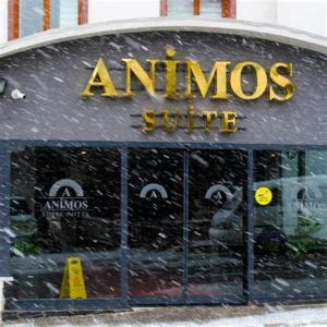 安卡拉ANİMOS BUTİK OTEL的雪上的一个商店前,上面有标牌