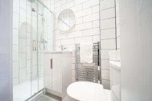 布里斯托Belfry House的白色的浴室设有卫生间和淋浴。