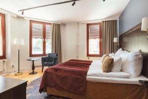 特罗尔海坦西贡奥斯卡克拉丽奥连锁酒店的酒店客房设有一张大床和一张书桌。