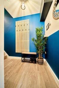 布里斯托Belfry House的蓝色的房间,有长凳和植物