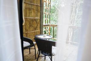 美塞สวนส่อผ่า&ฟาร์มสเตย์的客房设有桌椅和窗户。