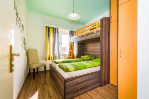扎达尔Villa Dalmatina Zadar mit Pool的一间卧室配有带绿色床单的双层床
