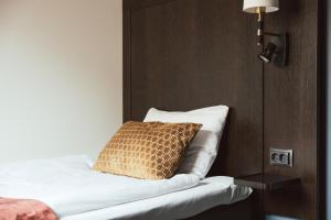 特罗尔海坦西贡奥斯卡克拉丽奥连锁酒店的一间卧室配有一张带枕头的床