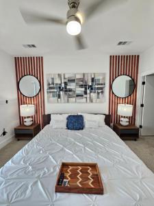 达拉斯Dallas Luxury Modern House By Dallas Love Airport的一间卧室配有一张带两面镜子的大型白色床