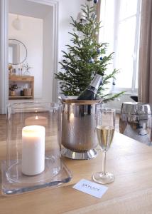 桑塞尔La Place B&B的一张桌子,上面有圣诞树、蜡烛和酒杯